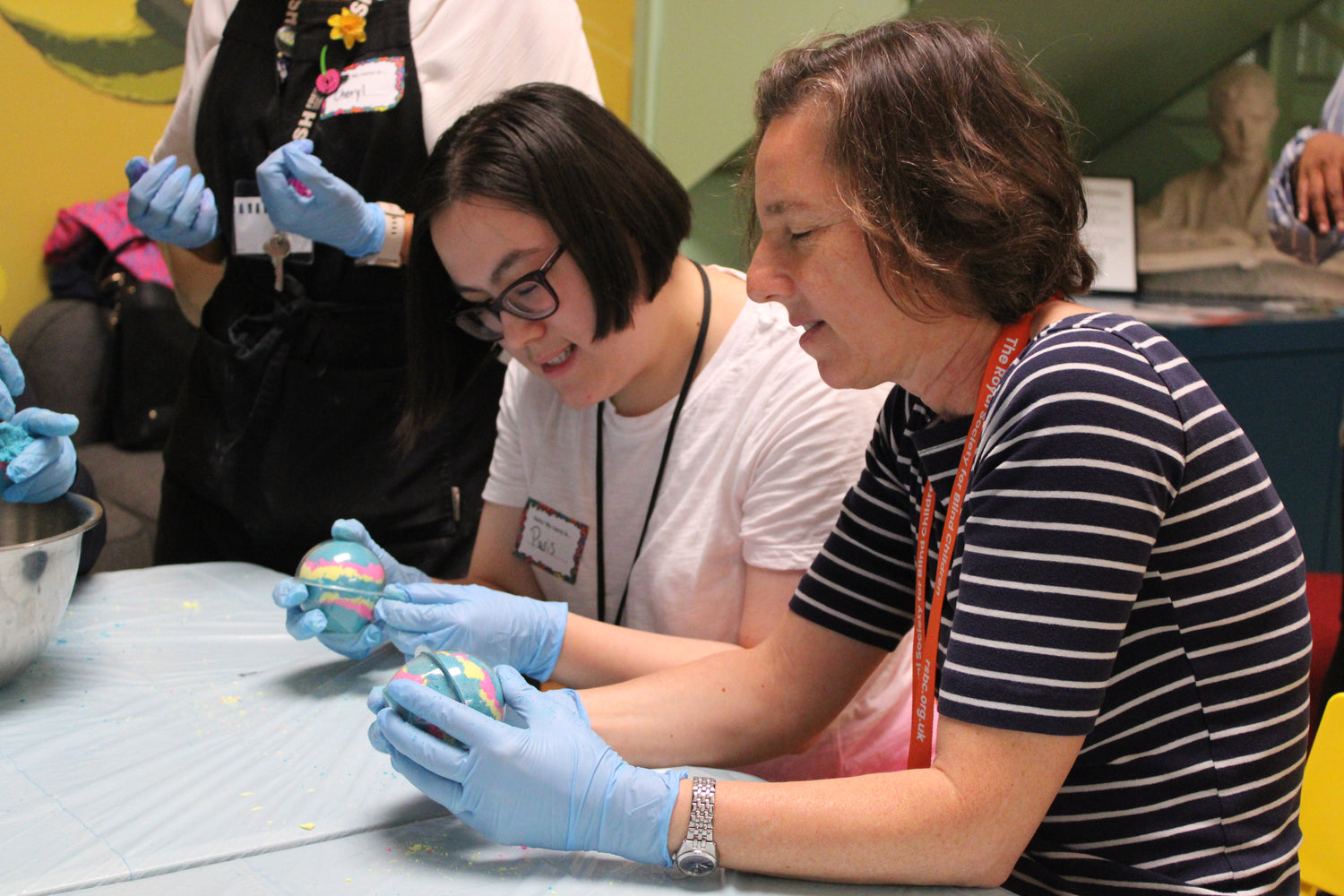 A young person and RSBC volunteer making bathbombs.