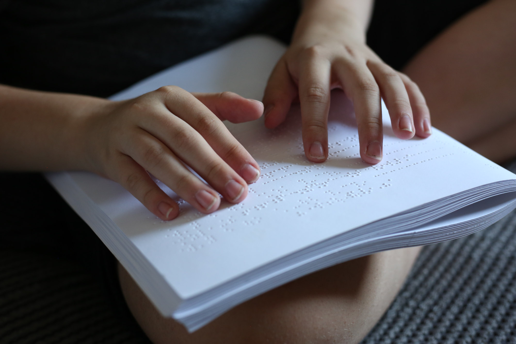 hands reading braille